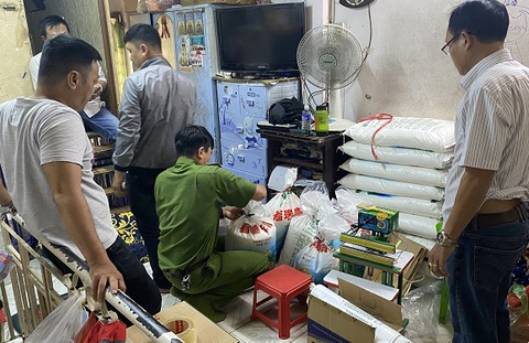 Phát hiện hàng trăm ký bột ngọt Trung Quốc giả dạng Ajinomoto ở quận 8 - Ảnh 1. Phát hiện hàng trăm ký bột ngọt Trung Quốc giả dạng Ajinomoto ở quận 8 - Ảnh 1.