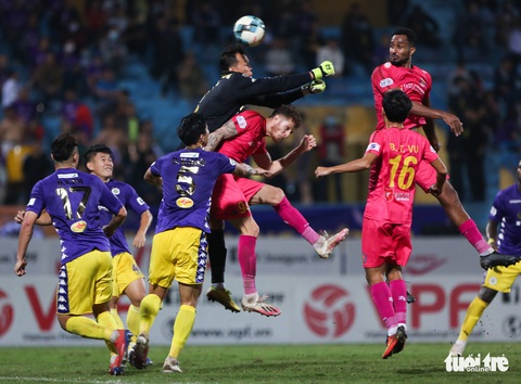 Văn Hậu và Tấn Trường cùng mắc lỗi dẫn đến bàn thua của Hà Nội FC - Ảnh 3. Văn Hậu và Tấn Trường cùng mắc lỗi dẫn đến bàn thua của Hà Nội FC - Ảnh 3.