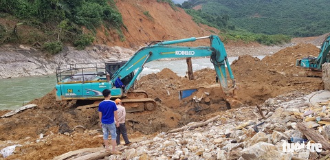 Bàn phương án nắn sông tìm người mất tích ở thủy điện Rào Trăng 3 - Ảnh 1. Bàn phương án nắn sông tìm người mất tích ở thủy điện Rào Trăng 3 - Ảnh 1.