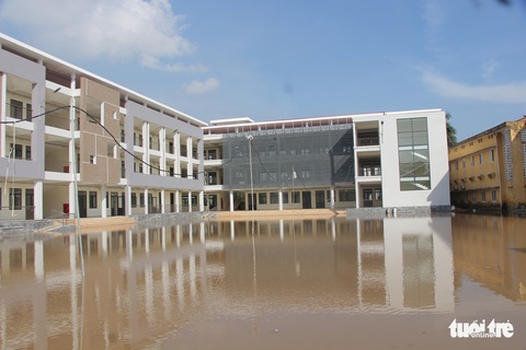 Trường mới xây đã ngập úng, huyện nói ‘tạm bàn giao phục vụ học tập’ - Ảnh 1. Trường mới xây đã ngập úng, huyện nói ‘tạm bàn giao phục vụ học tập’ - Ảnh 1.