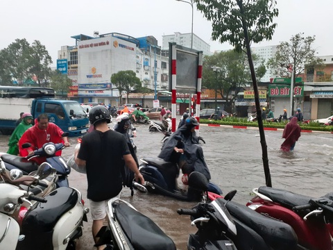 Vũng Tàu đảo lộn vì cơn mưa lớn vào sáng sớm - Ảnh 2. Vũng Tàu đảo lộn vì cơn mưa lớn vào sáng sớm - Ảnh 2.