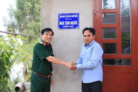 Nghĩa tình người lính với bà con vùng biên giới tỉnh Long An - Ảnh 3. Nghĩa tình người lính với bà con vùng biên giới tỉnh Long An - Ảnh 3.