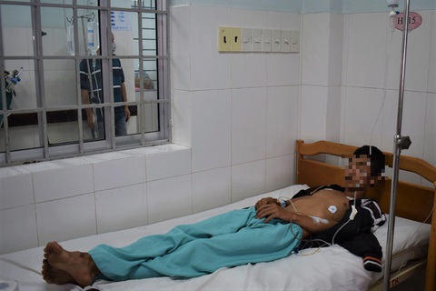Ăn cá chình kho nước dừa, 4 người bị ngộ độc nhập viện - Ảnh 2. Ăn cá chình kho nước dừa, 4 người bị ngộ độc nhập viện - Ảnh 2.