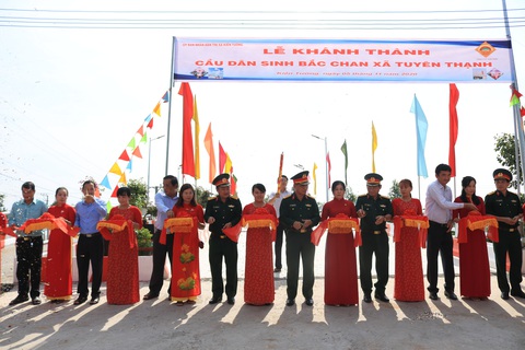 Nghĩa tình người lính với bà con vùng biên giới tỉnh Long An - Ảnh 2. Nghĩa tình người lính với bà con vùng biên giới tỉnh Long An - Ảnh 2.
