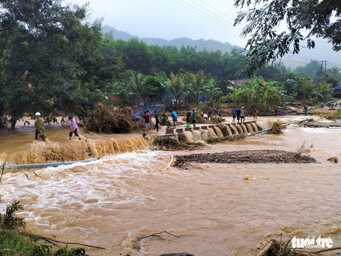 Lũ quét bất ngờ, sạt lở chia cắt hoàn toàn một xã tại Bình Định - Ảnh 2. Lũ quét bất ngờ, sạt lở chia cắt hoàn toàn một xã tại Bình Định - Ảnh 2.