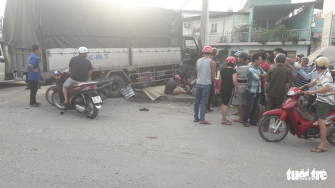 Bà bán hột gà nướng trên quốc lộ 1 bị xe tải tông chết thảm - Ảnh 2. Bà bán hột gà nướng trên quốc lộ 1 bị xe tải tông chết thảm - Ảnh 2.