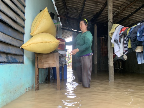 NÓNG ở Quảng Ngãi: Nước lên thấy rõ luôn. Tôi cõng mẹ chạy lũ, còn đồ đạc bỏ hết - Ảnh 1. NÓNG ở Quảng Ngãi: Nước lên thấy rõ luôn. Tôi cõng mẹ chạy lũ, còn đồ đạc bỏ hết - Ảnh 1.