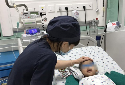 Uống nhầm chai đựng hóa chất chống thấm, bé trai 3 tuổi ngộ độc nặng - Ảnh 1. Uống nhầm chai đựng hóa chất chống thấm, bé trai 3 tuổi ngộ độc nặng - Ảnh 1.
