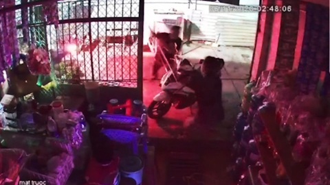 Đang ngồi trước nhà, người đàn ông bị một nhóm cầm hung khí tấn công - Ảnh 1. Đang ngồi trước nhà, người đàn ông bị một nhóm cầm hung khí tấn công - Ảnh 1.