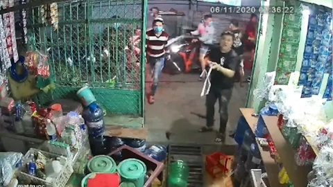 Đang ngồi trước nhà, người đàn ông bị một nhóm cầm hung khí tấn công - Ảnh 2. Đang ngồi trước nhà, người đàn ông bị một nhóm cầm hung khí tấn công - Ảnh 2.