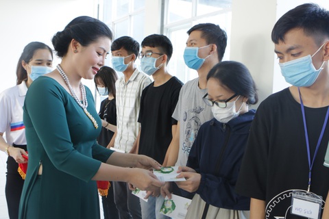 Nhiều hoạt động hỗ trợ sinh viên miền Trung bị ảnh hưởng bão lũ - Ảnh 1. Nhiều hoạt động hỗ trợ sinh viên miền Trung bị ảnh hưởng bão lũ - Ảnh 1.