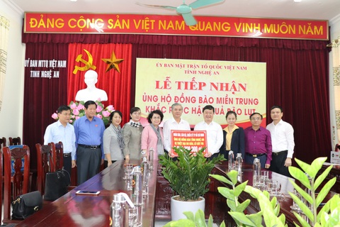 Đoàn đại biểu TP.HCM thăm, hỗ trợ 2,2 tỉ đồng cho Nghệ An khắc phục bão lũ - Ảnh 1. Đoàn đại biểu TP.HCM thăm, hỗ trợ 2,2 tỉ đồng cho Nghệ An khắc phục bão lũ - Ảnh 1.