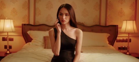 Hương Giang tạm dừng hoạt động: Giới hạn của thách thức dư luận - Ảnh 5. Hương Giang tạm dừng hoạt động: Giới hạn của thách thức dư luận - Ảnh 5.