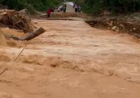Nam thanh niên cứu 3 người bị nước cuốn khi đi nhận hàng cứu trợ - Ảnh 1. Nam thanh niên cứu 3 người bị nước cuốn khi đi nhận hàng cứu trợ - Ảnh 1.