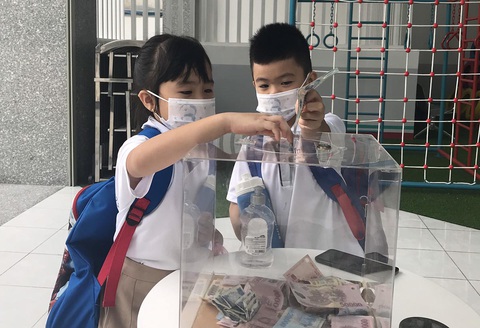 Tháng yêu thương của học trò trao gửi đến miền Trung - Ảnh 1. Tháng yêu thương của học trò trao gửi đến miền Trung - Ảnh 1.