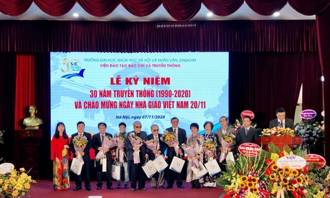 Nhiều cựu sinh viên là nhà báo tuyến đầu trong thời khắc cam go, bão tố - Ảnh 2. Nhiều cựu sinh viên là nhà báo tuyến đầu trong thời khắc cam go, bão tố - Ảnh 2.