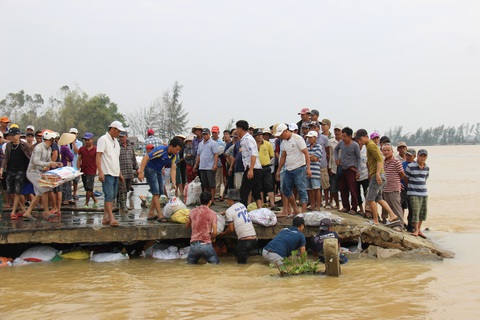 Dân làng chung tay sửa lại đập vỡ, thông đường vào khu vực bị cô lập - Ảnh 7. Dân làng chung tay sửa lại đập vỡ, thông đường vào khu vực bị cô lập - Ảnh 7.