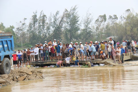 Dân làng chung tay sửa lại đập vỡ, thông đường vào khu vực bị cô lập - Ảnh 2. Dân làng chung tay sửa lại đập vỡ, thông đường vào khu vực bị cô lập - Ảnh 2.