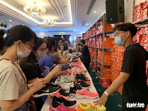 Hàng hiệu Nike, Levis, CK giảm giá rẻ đến... thấy thương - Ảnh 11. Hàng hiệu Nike, Levis, CK giảm giá rẻ đến... thấy thương - Ảnh 11.