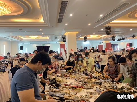 Hàng hiệu Nike, Levis, CK giảm giá rẻ đến... thấy thương - Ảnh 10. Hàng hiệu Nike, Levis, CK giảm giá rẻ đến... thấy thương - Ảnh 10.