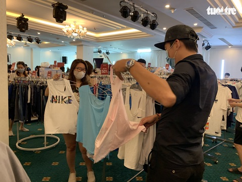 Hàng hiệu Nike, Levis, CK giảm giá rẻ đến... thấy thương - Ảnh 9. Hàng hiệu Nike, Levis, CK giảm giá rẻ đến... thấy thương - Ảnh 9.