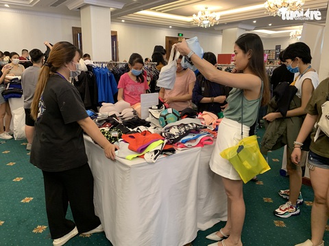 Hàng hiệu Nike, Levis, CK giảm giá rẻ đến... thấy thương - Ảnh 8. Hàng hiệu Nike, Levis, CK giảm giá rẻ đến... thấy thương - Ảnh 8.