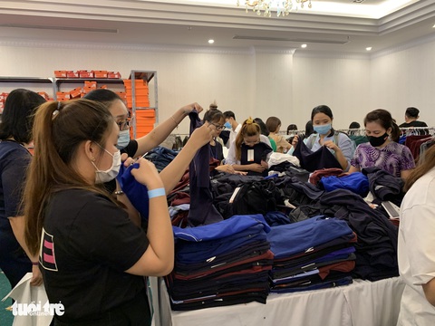 Hàng hiệu Nike, Levis, CK giảm giá rẻ đến... thấy thương - Ảnh 7. Hàng hiệu Nike, Levis, CK giảm giá rẻ đến... thấy thương - Ảnh 7.