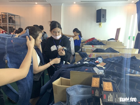 Hàng hiệu Nike, Levis, CK giảm giá rẻ đến... thấy thương - Ảnh 3. Hàng hiệu Nike, Levis, CK giảm giá rẻ đến... thấy thương - Ảnh 3.