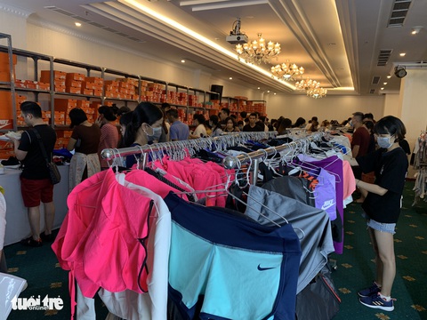 Hàng hiệu Nike, Levis, CK giảm giá rẻ đến... thấy thương - Ảnh 6. Hàng hiệu Nike, Levis, CK giảm giá rẻ đến... thấy thương - Ảnh 6.