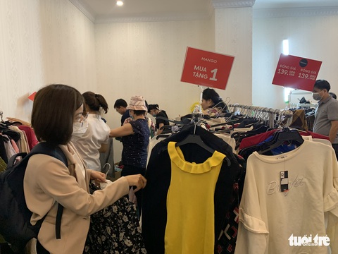 Hàng hiệu Nike, Levis, CK giảm giá rẻ đến... thấy thương - Ảnh 4. Hàng hiệu Nike, Levis, CK giảm giá rẻ đến... thấy thương - Ảnh 4.