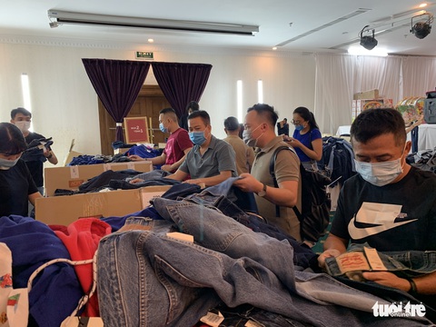 Hàng hiệu Nike, Levis, CK giảm giá rẻ đến... thấy thương - Ảnh 2. Hàng hiệu Nike, Levis, CK giảm giá rẻ đến... thấy thương - Ảnh 2.
