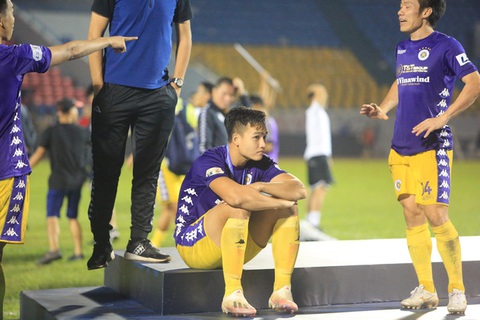 Cầu thủ Hà Nội buồn bã rời sân Cẩm Phả - Ảnh 3. Cầu thủ Hà Nội buồn bã rời sân Cẩm Phả - Ảnh 3.