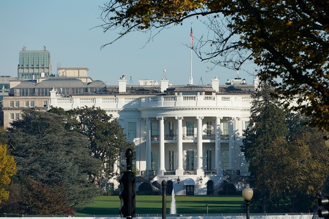 Nhà Trắng tĩnh lặng, ông Trump đi chơi golf sau khi ông Biden đắc cử - Ảnh 2. Nhà Trắng tĩnh lặng, ông Trump đi chơi golf sau khi ông Biden đắc cử - Ảnh 2.