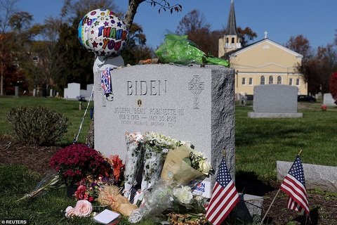 Ông Biden đi thăm mộ người con trai đã khuyến khích ông ra tranh cử lần 3 - Ảnh 3. Ông Biden đi thăm mộ người con trai đã khuyến khích ông ra tranh cử lần 3 - Ảnh 3.