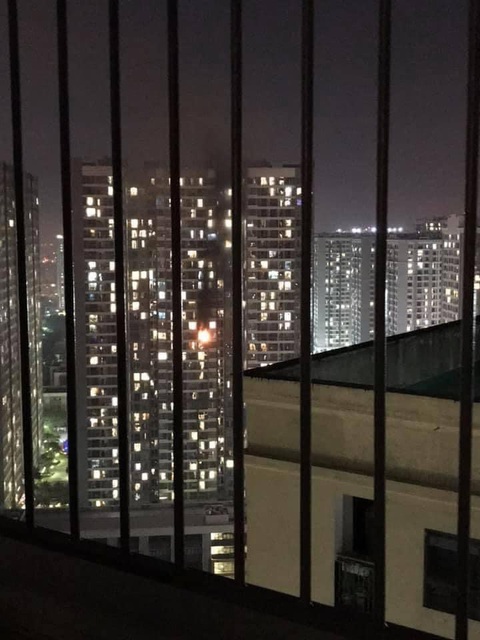 Cháy ở chung cư cao cấp Park Hill, nghi do cục nóng máy điều hòa - Ảnh 7. Cháy ở chung cư cao cấp Park Hill, nghi do cục nóng máy điều hòa - Ảnh 7.