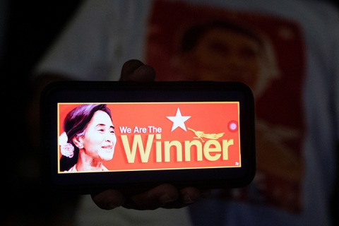 Đảng của bà San Suu Kyi tuyên bố chiến thắng, chờ xem quân đội làm gì - Ảnh 1. Đảng của bà San Suu Kyi tuyên bố chiến thắng, chờ xem quân đội làm gì - Ảnh 1.