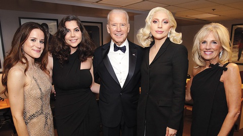 Ông Biden và mối quan hệ thân tình với các sao Hollywood - Ảnh 1. Ông Biden và mối quan hệ thân tình với các sao Hollywood - Ảnh 1.