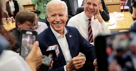 Ông Biden và mối quan hệ thân tình với các sao Hollywood - Ảnh 2. Ông Biden và mối quan hệ thân tình với các sao Hollywood - Ảnh 2.