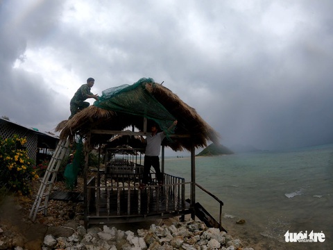 Kiên quyết đưa người trên lồng bè vịnh Vân Phong vào đất liền tối nay - Ảnh 6. Kiên quyết đưa người trên lồng bè vịnh Vân Phong vào đất liền tối nay - Ảnh 6.