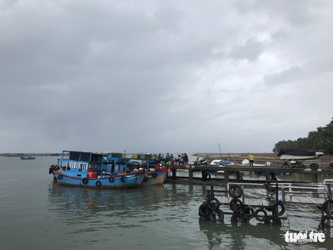 Kiên quyết đưa người trên lồng bè vịnh Vân Phong vào đất liền tối nay - Ảnh 4. Kiên quyết đưa người trên lồng bè vịnh Vân Phong vào đất liền tối nay - Ảnh 4.