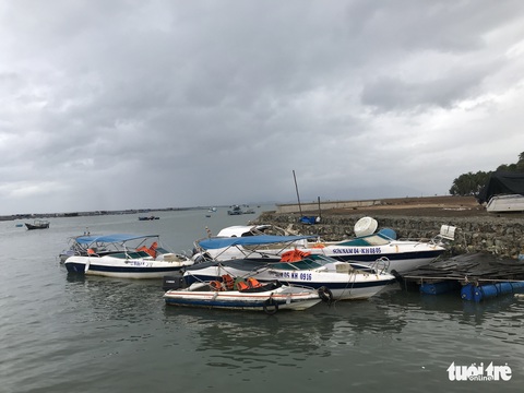 Kiên quyết đưa người trên lồng bè vịnh Vân Phong vào đất liền tối nay - Ảnh 5. Kiên quyết đưa người trên lồng bè vịnh Vân Phong vào đất liền tối nay - Ảnh 5.