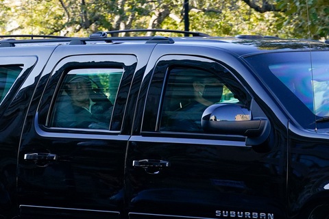 Vẫn bàn tán không ngừng về nỗi buồn và cả tinh thần thép mang tên Donald Trump - Ảnh 8. Vẫn bàn tán không ngừng về nỗi buồn và cả tinh thần thép mang tên Donald Trump - Ảnh 8.