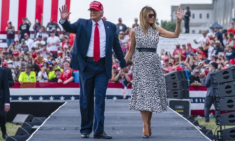 Bà Melania sửa lưng Đài CNN vì đưa fake news - Ảnh 1. Bà Melania sửa lưng Đài CNN vì đưa fake news - Ảnh 1.