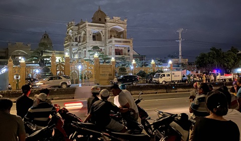 Đại gia chủ biệt thự dát vàng ở Bà Rịa - Vũng Tàu bị bắt - Ảnh 4. Đại gia chủ biệt thự dát vàng ở Bà Rịa - Vũng Tàu bị bắt - Ảnh 4.