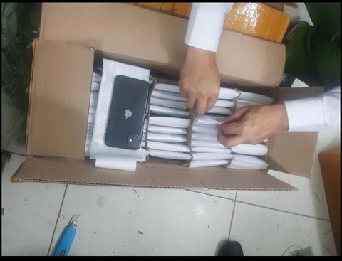 Phát hiện lô hàng quần áo là 872 chiếc iPhone nhập lậu trị giá 8 tỉ đồng - Ảnh 1. Phát hiện lô hàng quần áo là 872 chiếc iPhone nhập lậu trị giá 8 tỉ đồng - Ảnh 1.