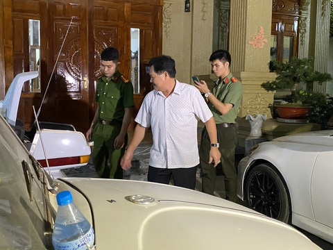 Đại gia chủ biệt thự dát vàng ở Bà Rịa - Vũng Tàu bị bắt - Ảnh 3. Đại gia chủ biệt thự dát vàng ở Bà Rịa - Vũng Tàu bị bắt - Ảnh 3.