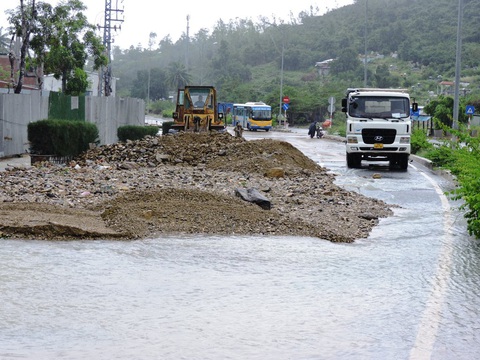 Sạt lở nguy hiểm ở Nha Trang sau mưa lớn - Ảnh 3. Sạt lở nguy hiểm ở Nha Trang sau mưa lớn - Ảnh 3.