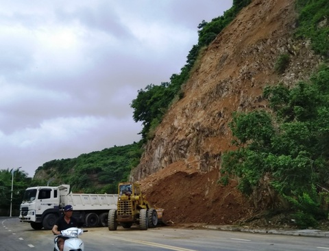 Sạt lở nguy hiểm ở Nha Trang sau mưa lớn - Ảnh 1. Sạt lở nguy hiểm ở Nha Trang sau mưa lớn - Ảnh 1.