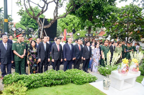 Lãnh đạo TP.HCM dâng hương tưởng niệm cố Chủ tịch nước, đại tướng Lê Đức Anh - Ảnh 1. Lãnh đạo TP.HCM dâng hương tưởng niệm cố Chủ tịch nước, đại tướng Lê Đức Anh - Ảnh 1.