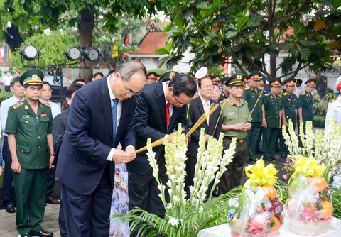 Lãnh đạo TP.HCM dâng hương tưởng niệm cố Chủ tịch nước, đại tướng Lê Đức Anh - Ảnh 2. Lãnh đạo TP.HCM dâng hương tưởng niệm cố Chủ tịch nước, đại tướng Lê Đức Anh - Ảnh 2.